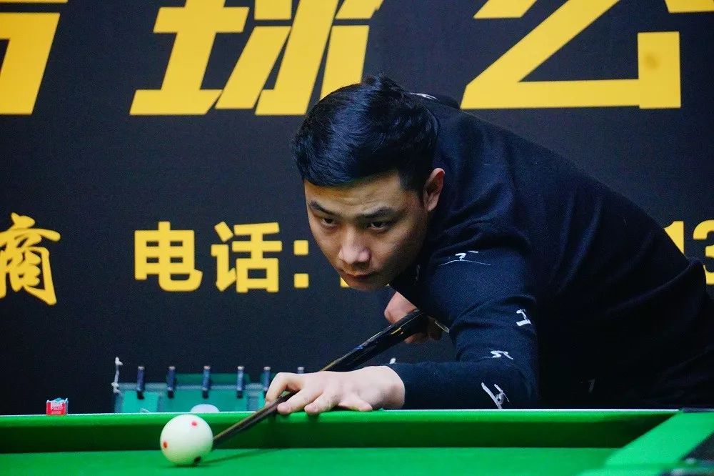 在狭窄的街 在狭窄的街